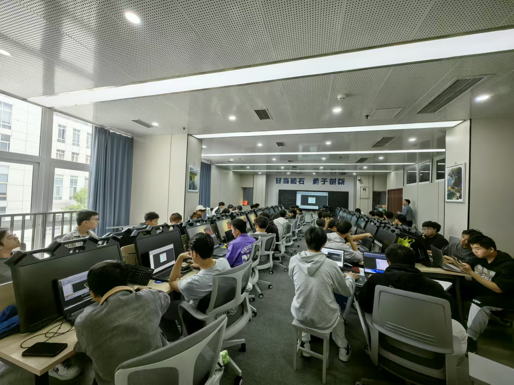 创途信息携手江苏狄诺尼，为川交院学生毕业设计助力！